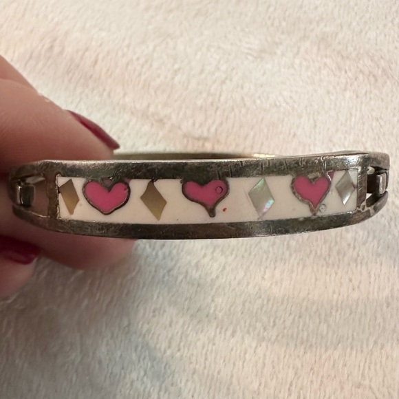 2 VTG Mexico Child’s Hinged Bangle Bracelet Inlaid Shell Heart & Crushed Stone - Picture 3 of 7